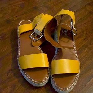 Beautiful summer sands with sturdy stitching in excellent condition